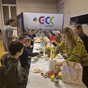 Przygotowywanie kanapek i przekąsek przez siódmoklasistów i ich rodziców. Kliknięcie na zdjęcie spowoduje jego  powiększenie do rozmiaru oryginalnego.