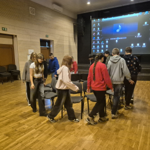 Klasa 7 b bawi się w krzesła - uczniowie chodzą wokół krzeseł. Kliknięcie na zdjęcie spowoduje jego  powiększenie do rozmiaru oryginalnego.