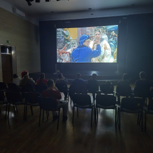 Uczniowie w trakcie oglądania filmu podczas obchodów Mikołajek w Gminnym Centrum Kultury Czytelnictwa i Sportu w Szczurowej. Kliknięcie na zdjęcie spowoduje jego powiększenie do rozmiaru oryginalnego.