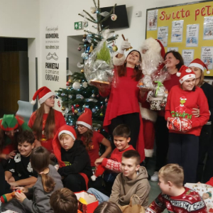 Spotkanie uczniów i nauczycieli klasy 6  ze św. Mikołajem. Kliknięcie na zdjęcie spowoduje jego powiększenie do rozmiaru oryginalnego.