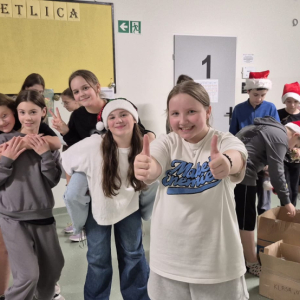 Klasa 6 a i b w trakcie ubierania szkolnej choinki. Kliknięcie na zdjęcie spowoduje jego powiększenie do rozmiaru oryginalnego.