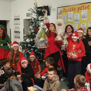 Nauczyciele, uczniowie klasy 6 a i b wraz ze świętym Mikołajem i jego pomocnikami. Kliknięcie na zdjęcie spowoduje jego powiększenie do rozmiaru oryginalnego.