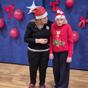 Pani Beata Czachurska-Hełpa i Martyna Powroźnik w trakcie obchodów szkolnych mikołajek. Kliknięcie na zdjęcie spowoduje jego powiększenie do rozmiaru oryginalnego.