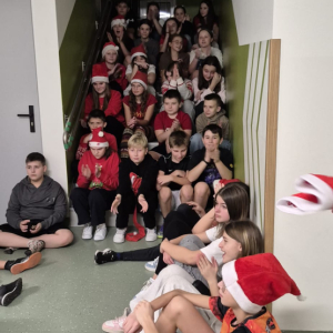 Szóstoklasiści siedzą na schodach w trakcie nocowania w szkole z okazji mikołajek. Kliknięcie na zdjęcie spowoduje jego powiększenie do rozmiaru oryginalnego.