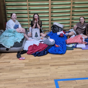 Dziewczynki z klas 6 a i b siedzą na materacach, przygotowują się do spania w szkole z okazji szkolnych mikołajek. Kliknięcie na zdjęcie spowoduje jego powiększenie do rozmiaru oryginalnego.