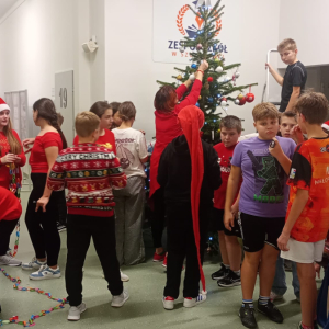 Klasy 6 ubierają choinki w czasie mikołajkowego nocowania w szkole.  Kliknięcie na zdjęcie spowoduje jego powiększenie do rozmiaru oryginalnego.