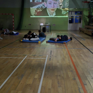 Uczniowie klas 6 a i b nocują w szkole z okazji mikołajek. Kliknięcie na zdjęcie spowoduje jego powiększenie do rozmiaru oryginalnego.