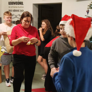 Ubieranie szkolnej choinki przez nauczycieli i uczniów klasy 6 a i b. Kliknięcie na zdjęcie spowoduje jego powiększenie do rozmiaru oryginalnego.