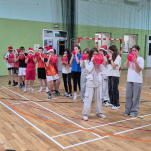 Klasa 6 a i b dmucha czerwone balony w trakcie obchodów szkolnych mikołajek. Kliknięcie na zdjęcie spowoduje jego powiększenie do rozmiaru oryginalnego.