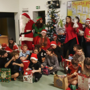 Szóstoklasiści otrzymują prezenty od świętego Mikołaja i jego pomocników. Kliknięcie na zdjęcie spowoduje jego powiększenie do rozmiaru oryginalnego.