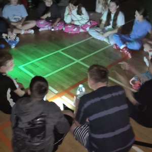 Klasa 6 a i b w trakcie szkolnego nocowania z okazji mikołajek bawi się w butelkę. Kliknięcie na zdjęcie spowoduje jego powiększenie do rozmiaru oryginalnego.