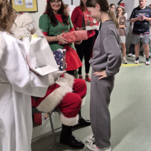 Wręczanie prezentów przez św. Mikołaja uczniom klas 6. Kliknięcie na zdjęcie spowoduje jego powiększenie do rozmiaru oryginalnego.