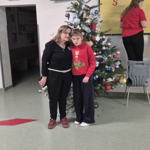 Pani Beata Czachurska-Hełpa i Martyna Powroźnik przy szkolnej choince. Kliknięcie na zdjęcie spowoduje jego powiększenie do rozmiaru oryginalnego.
