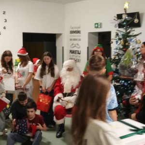 Rozdawanie prezentów uczniom klasy 6 a i b przez świętego Mikołaja. Kliknięcie na zdjęcie spowoduje jego powiększenie do rozmiaru oryginalnego.