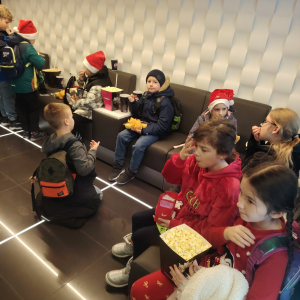 Uczniowie klas 3 w poczekalni Multikina w Krakowie. Kliknięcie na zdjęcie spowoduje jego powiększenie do rozmiaru oryginalnego.