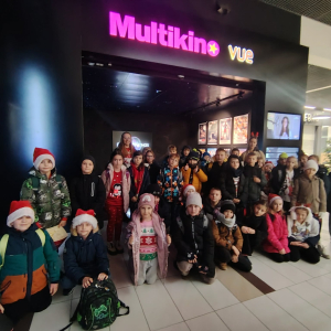 Trzecioklasiści przed wejściem do Multikina w Krakowie. Kliknięcie na zdjęcie spowoduje jego powiększenie do rozmiaru oryginalnego.