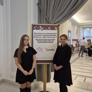 Pani Magdalena Małek i Roksana Romanowska z kl. 6 b w Sejmie RP na wystawie prac nagrodzonych przez Fundację Avalon. Kliknięcie na zdjęcie spowoduje jego powiększenie do rozmiaru oryginalnego.