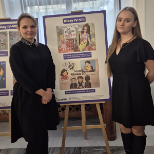 Pani Magdalena Małek i Roksana Romanowska w Sejmie RP przy sztaludze z wyróżnioną pracą naszej laureatki. Kliknięcie na zdjęcie spowoduje jego powiększenie do rozmiaru oryginalnego.