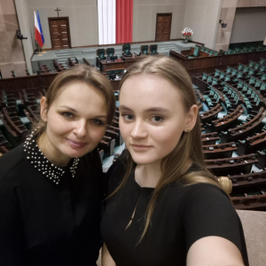 Pani Magdalena Małek i Roksana Romanowska w sali obrad Sejmu RP. Kliknięcie na zdjęcie spowoduje jego powiększenie do rozmiaru oryginalnego.