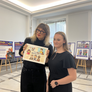 Roksana Romanowska z panią Małgorzatą Szumowską. Kliknięcie na zdjęcie spowoduje jego powiększenie do rozmiaru oryginalnego.