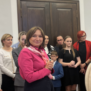 Roksana Romanowska w gabinecie pani Wicemarszałek Sejmu Moniki Wielichowskiej. Kliknięcie na zdjęcie spowoduje jego powiększenie do rozmiaru oryginalnego.