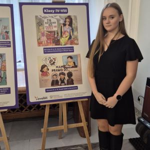 Uczennica naszej szkoły Roksana Romanowska z kl. 6 b przy ekspozycji prac plastycznych, na której znajduje się jej wyróżniony rysunek. Kliknięcie na zdjęcie spowoduje jego powiększenie do rozmiaru oryginalnego.