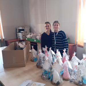 Wolontariuszki z przygotowanymi upominkami do przekazania. Kliknięcie na zdjęcie spowoduje jego powiększenie do rozmiaru oryginalnego.