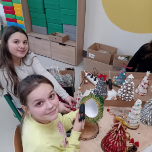 Wolontariuszki dekorują wykonaną choinkę. Klikniecie na zdjęcie spowoduje jego powiększenie do rozmiaru oryginalnego.