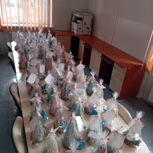 Ponad 60 upominków przygotowywanych do przekazania CARITAS Oddział Szczurowa. Kliknięcie na zdjęcie spowoduje jego powiększenie do rozmiaru oryginalnego.