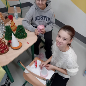 Wolontariuszki wykonują choinkę z włóczki. Kliknięcie na zdjęcie spowoduje jego powiększenie do rozmiaru oryginalnego.