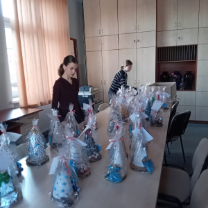 Wolontariuszki dekorują wykonaną choinkę. Kliknięcie na zdjęcie spowoduje jego powiększenie do rozmiaru oryginalnego.