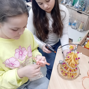 Wolontariuszki dekorują choinki i przygotowują bileciki z życzeniami. Kliknięcie na zdjęcie spowoduje jego powiększenie do rozmiaru oryginalnego.