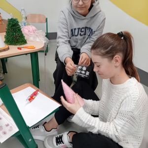 Wolontariuszki dekorują wykonaną choinkę. Klikniecie na zdjęcie spowoduje jego powiększenie do rozmiaru oryginlanego.