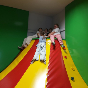 Grupka uczniów na piankowej zjeżdżalni w Amazonia Park w Brzesku.  Kliknięcie na zdjęcie spowoduje jego powiększenie do rozmiaru oryginalnego.