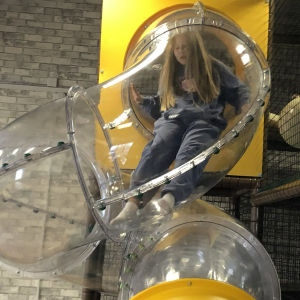 Jedna z uczennic w przeźroczystej rurze zjeżdżalni w Brzesku.  Kliknięcie na zdjęcie spowoduje jego powiększenie do rozmiaru oryginalnego.