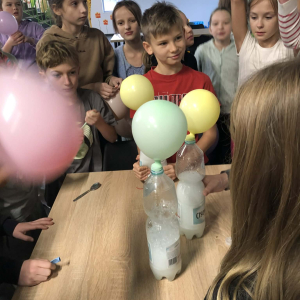 Eksperymenty z balonami i butelkami w bawialni w Brzesku.  Kliknięcie na zdjęcie spowoduje jego powiększenie do rozmiaru oryginalnego.