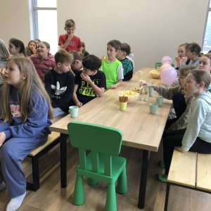 Uczniowie klas 4 spożywają posiłek przy stolikach w Amazonia Park: nowej bawialni w Brzesku.  Kliknięcie na zdjęcie spowoduje jego powiększenie do rozmiaru oryginalnego.