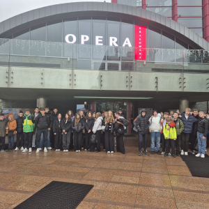 Młodzież zgromadzona przed wejściem do Opery w Krakowie. Kliknięcie na zdjęcie spowoduje jego powiększenie do rozmiaru oryginalnego.