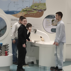 Uczniowie klas 7 i 8 przy jednej z ekspozycji w  Małopolski Centrum Cogiteon. Kliknięcie na zdjęcie spowoduje jego powiększenie do rozmiaru oryginalnego.