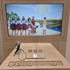 Ekran z interaktywną prezentacją multimedialną w Centrum Cogiteon. Kliknięcie na zdjęcie spowoduje jego powiększenie do rozmiaru oryginalnego.