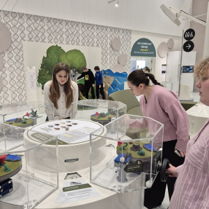 Grupka dziewcząt przy jednej z ekspozycji eksperymentalnych w Centrum Cogiteon. Kliknięcie na zdjęcie spowoduje jego powiększenie do rozmiaru oryginalnego.