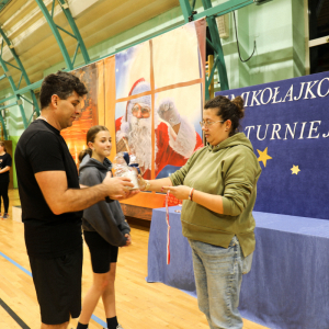 Wręczanie nagród w turnieju badmintona przez Przewodniczącą Rady Rodziców w Szczurowej. Zdjęcia UG Szczurowa. Kliknięcie na zdjęcie spowoduje jego powiększenie do rozmiaru oryginalnego.