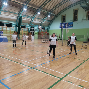 Pracownicy Zespołu Szkół w czasie gry w badmintona na 3 Mikołajkowym Turnieju. Kliknięcie na zdjęcie spowoduje jego powiększenie do rozmiaru oryginalnego. 