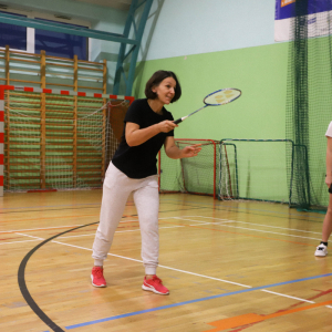 Mama i córka biorą udział w turnieju badmintona. Zdjęcia UG Szczurowa. Kliknięcie na zdjęcie spowoduje jego powiększenie do rozmiaru oryginalnego.