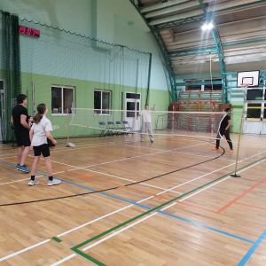 Rodzice wraz z synami lub córkami grają w badmintona na turnieju. Kliknięcie na zdjęcie spowoduje jego powiększenie do rozmiaru oryginalnego. 