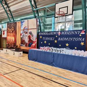 Sztalugi, upominki i baner ze św. Mikołajem przygotowane na hali z okazji 3 Mikołajkowego Rodzinnego Turnieju badmintona. Kliknięcie na zdjęcie spowoduje jego powiększenie do rozmiaru oryginalnego. 