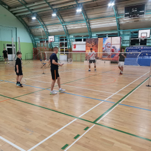 Rodzice i dzieci grają w badmintona. Kliknięcie na zdjęcie spowoduje jego powiększenie do rozmiaru oryginalnego. 