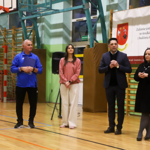 Pan Wójt Zbigniew Moskal w towarzystwie pani Dyrektor Joanny Ozorki-Krawczyk, pani Wicedyrektor Doroty Gurgul oraz pana Roberta Dzienia otwiera 3 Mikołajkowy Rodzinny Turniej Badmintona. Zdjęcia UG Szczurowa. Kliknięcie na zdjęcie spowoduje jego powiększenie do rozmiaru oryginalnego.