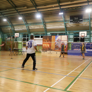 Pracownicy ZS w Szczurowej w trakcie gry w badmintona. Zdjęcia UG Szczurowa. Kliknięcie na zdjęcie spowoduje jego powiększenie do rozmiaru oryginalnego.