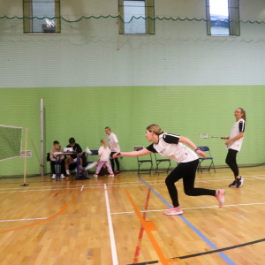 Nauczycielki przebijają lotkę przez siatkę w trakcie turnieju badmintona. Zdjęcia UG Szczurowa. Kliknięcie na zdjęcie spowoduje jego powiększenie do rozmiaru oryginalnego.